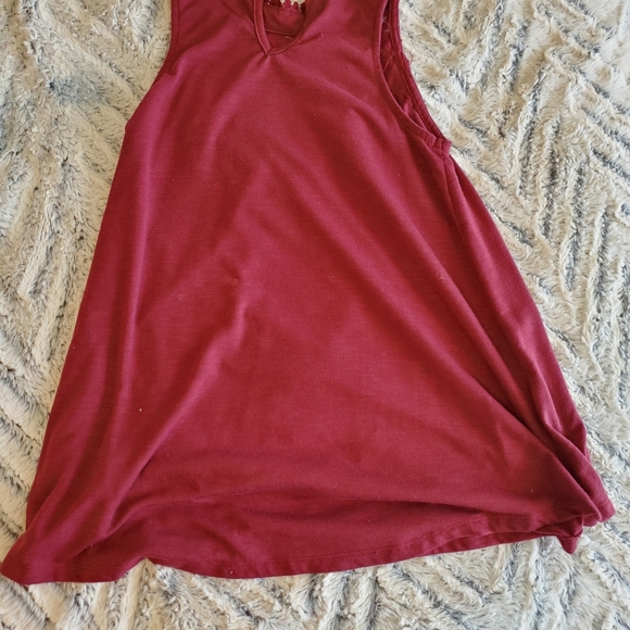 Lacy sleeveless - Picture 2 of 4